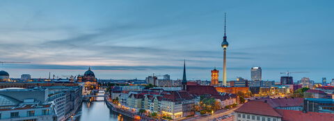 Skyline von Berlin am Abend mit Blick auf Museumsinsel, Rotes Rathaus und Fernsehturm