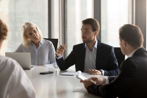 Personen bei einem Meeting