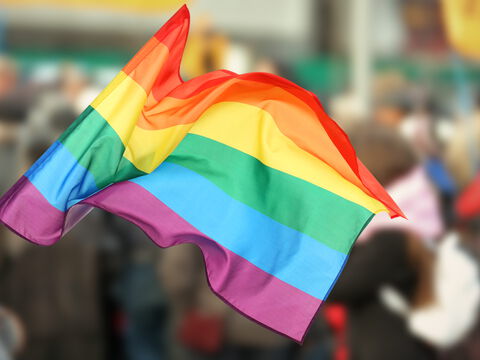 Im Freien wehende Regenbogenfahne