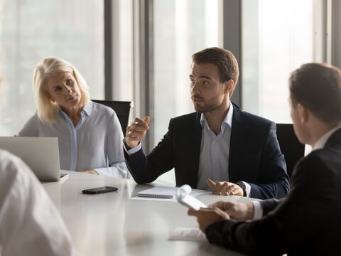 Personen bei einem Meeting