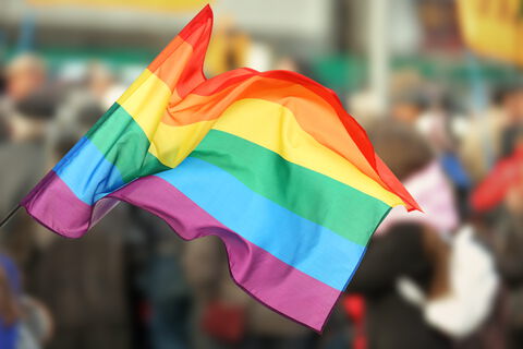 Im Freien wehende Regenbogenfahne
